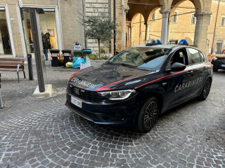 Macerata - Rubano portafoglio ad anziana e fanno acquisti con carte rubate: denunciate due donne